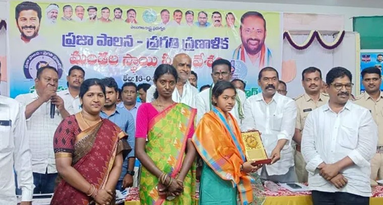 స్టేట్ ఫస్ట్ ర్యాంక్ సాధించిన విద్యార్థినికి అభినందన