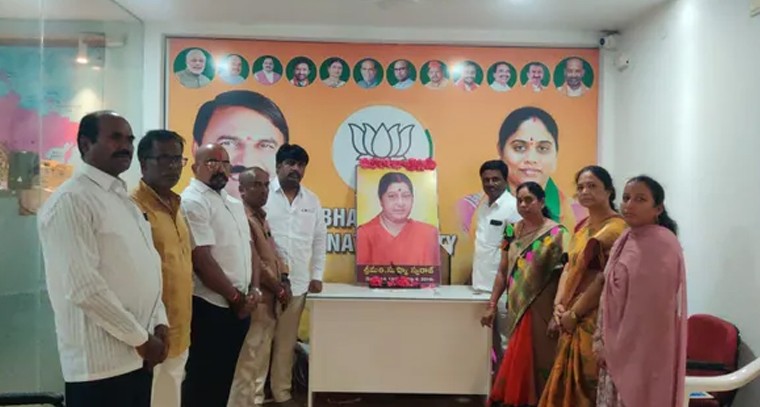  సుష్మా స్వరాజ్ కు నివాళి