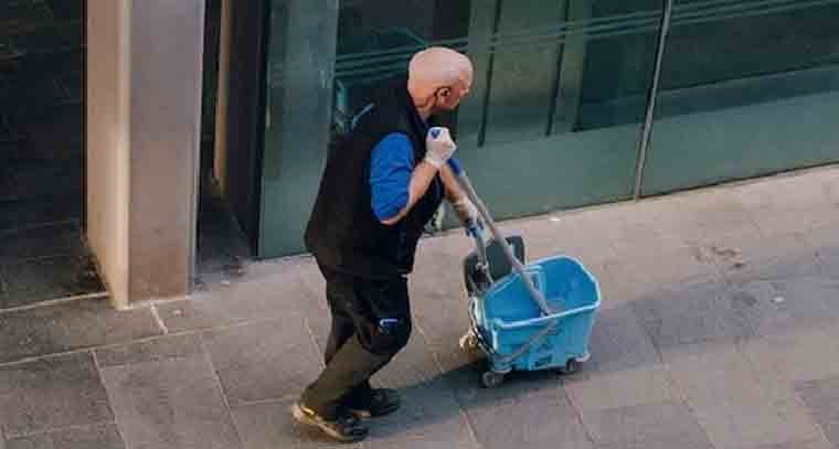 కోట్లకి ఆస్తులున్న నమ్మిన పనిని వదలని కోటీశ్వరుడు 
