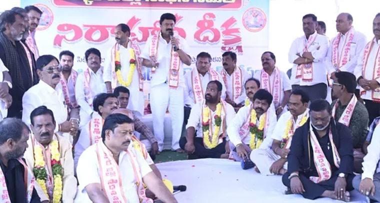 లస్కర్ జిల్లా సాధన సమితి నిరసన: తలసాని, ముఠాగోపాల్ దీక్ష ప్రారంభం