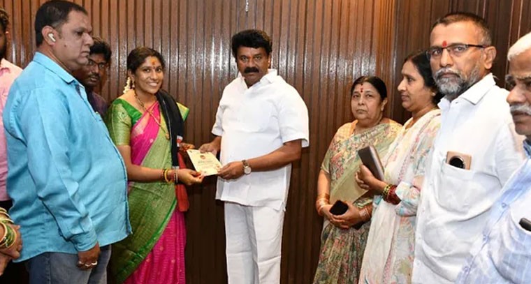 తలసాని కి ఆహ్వాన పత్రిక అందజేసిన వెన్నెల