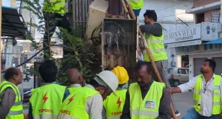 విద్యుత్ అధికారుల కాలనీల బాట