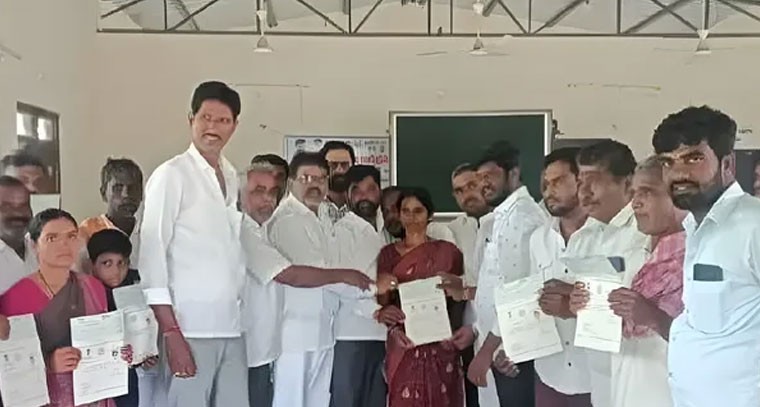 రైతు వేదికలో సీఎంఆర్ఎఫ్ చెక్కులు అందజేత