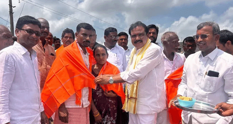 ఇందిరమ్మ ఇళ్ల నిర్మాణ పనులకు భూమి పూజ చేసిన ఎమ్మెల్యే