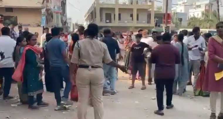 పరీక్ష కేంద్రాలకు చేరుకున్న విద్యార్థులు