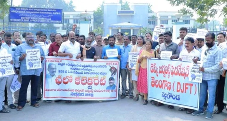 జర్నలిస్టులకు న్యాయం చేయాలి