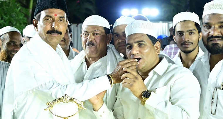 ఇఫ్తార్ విందులో పాల్గొన్న అమీన్పూర్ మున్సిపల్ మాజీ చైర్మన్ తుమ్మల పాండురంగా రెడ్డి 