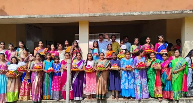 టేక్మాల్ మోడల్ స్కూల్ లో బతుకమ్మ వేడుకలు