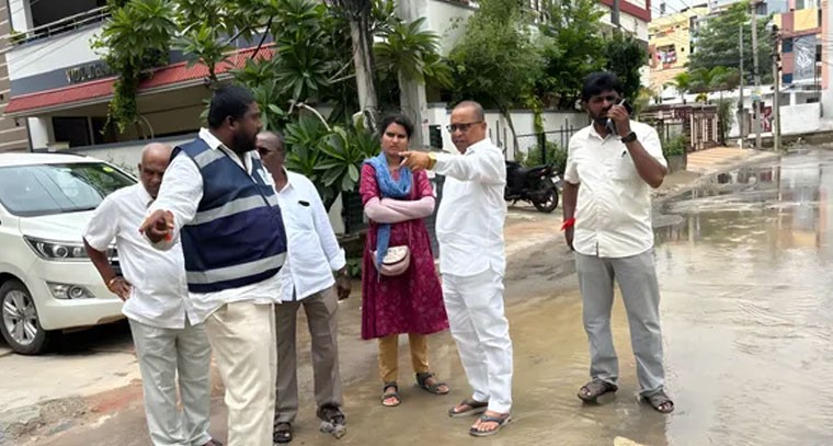 వరద నీటితో తులసి నగర్ వాసుల ఇక్కట్లు: కార్పొరేటర్ పరిశీలన