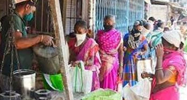 రేషన్​దుకాణాల వద్ద లబ్ధిదారులు క్యూ.. 