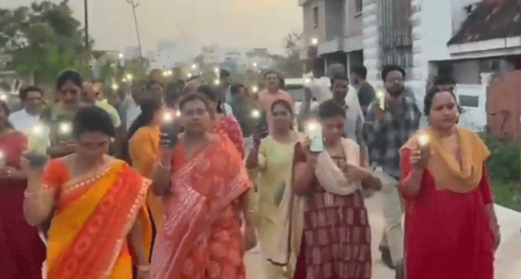 టార్చ్ లైట్లేసి హైడ్రాకు జైకొట్టిన ప్రజలు