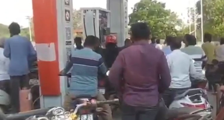 తూప్రాన్‌లో ఇంధన కొరత, బంకుల వద్ద క్యూలు