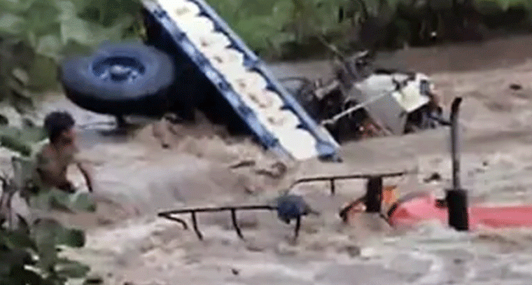 వాగులో 3 ట్రాక్టర్లు బోల్తా