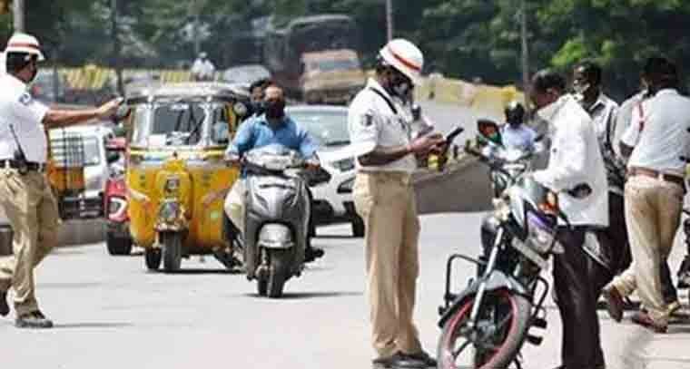 వాహనాలకు రిఫ్లెక్టివ్ స్టిక్కర్లను తప్పనిసరి చేసిన ప్రభుత్వం 
