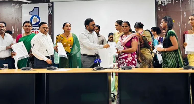  ట్రాన్స్ జెండర్స్ కు గుర్తింపు కార్డులు పంపిణీ