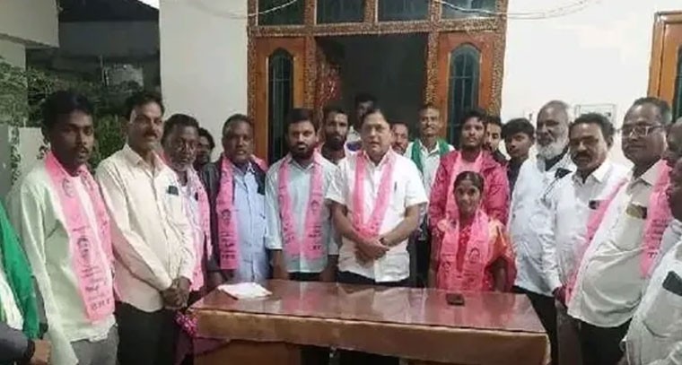 మాజీ ఎమ్మెల్యే సమక్షంలో చేరికలు