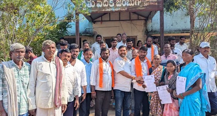 గన్నారంలో ముగ్గురు లబ్ధిదారులకు ఎమ్మెల్యే చేతుల మీదుగా ఇంటి పట్టాలు