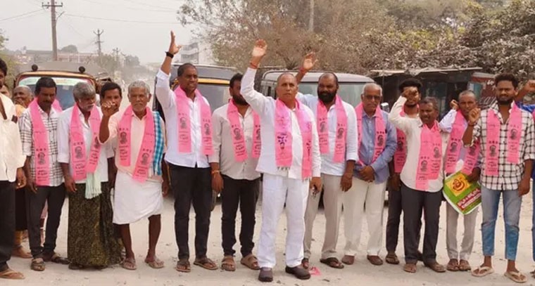 రోడ్డు మరమ్మత్తు పనులు వెంటనే చేపట్టాలి: సీతయ్య