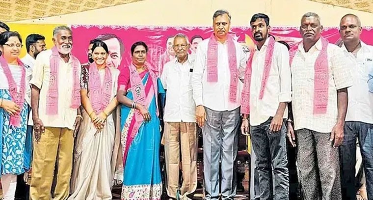 బీఆర్‌ఎస్‌లో చేరిన కాంగ్రెస్‌ మాజీ కౌన్సిలర్లు