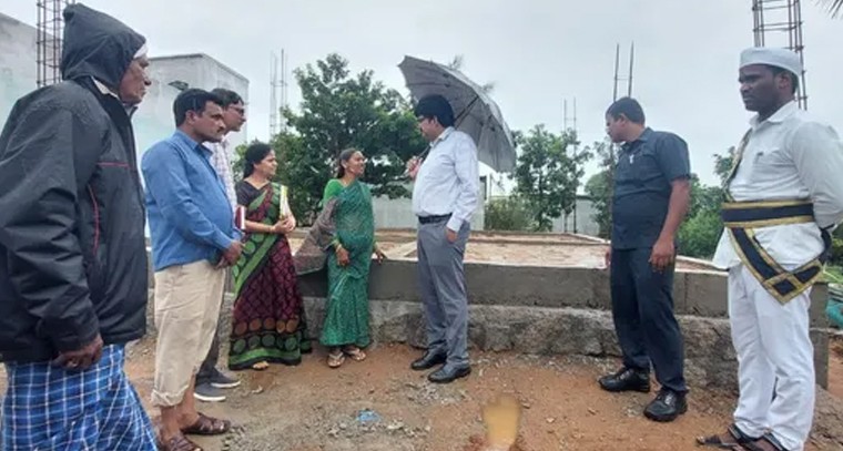 ఇందిరమ్మ ఇళ్ల నిర్మాణ పనులను పరిశీలించిన భువనగిరి కలెక్టర్
