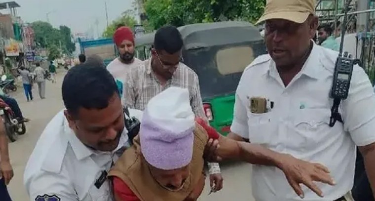 వ్యక్తిని కాపాడిన హోంగార్డులు