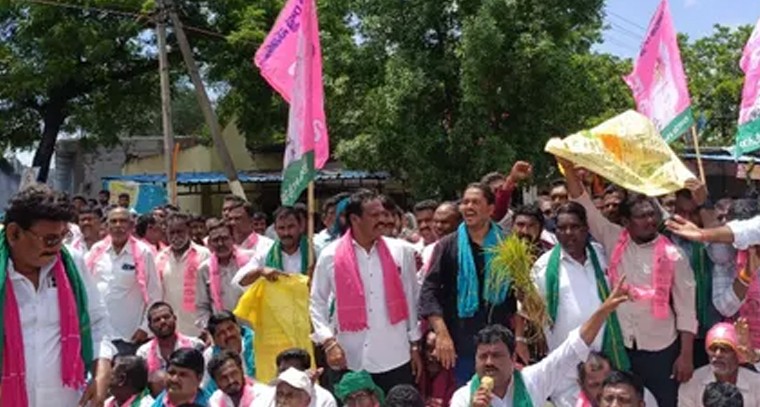 యూరియా కోసం అన్నదాతల ఆందోళన