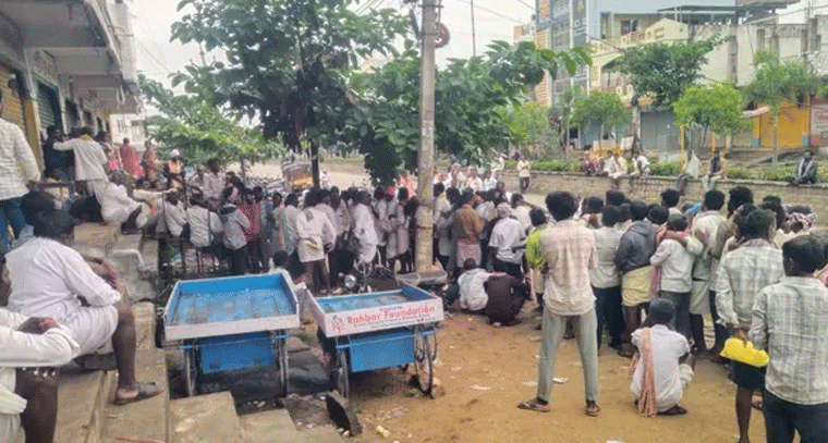 యూరియా కోసం రైతుల ఆందోళన, అధికారుల నిర్లక్ష్యంపై ఆగ్రహం