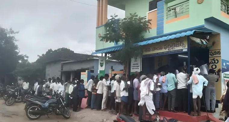 యూరియా కోసం రైతుల పడిగాపులు.. అధికారుల నిర్లక్ష్యంపై ఆవేదన