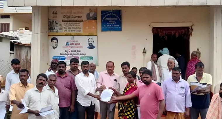 ఖానాపూర్ లో కొత్త రేషన్ కార్డుల పంపిణీ