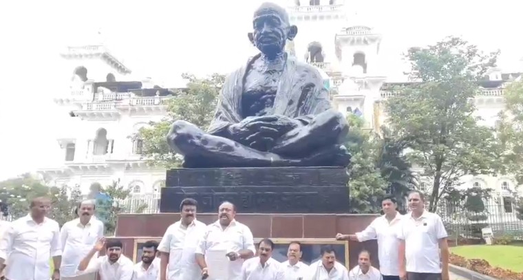 గాంధీ విగ్రహానికి వినతిపత్రం ఇచ్చిన బీఆర్ఎస్