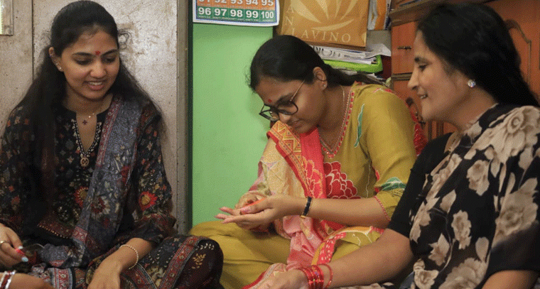 LN నగర్ కాలనీలో  వంటావార్పు కార్యక్రమంలో పాల్గొన్న మాగంటి అక్షర, దిశిర..