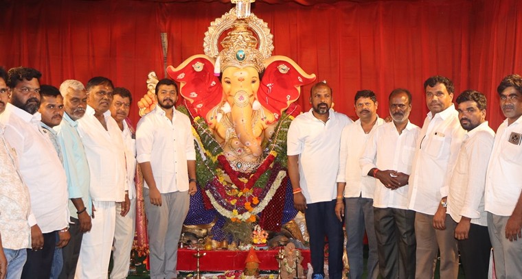  వర్తక సంఘంలో వినాయక మండపాన్ని దర్శించిన మాదిరి ప్రిథ్వీరాజ్ 