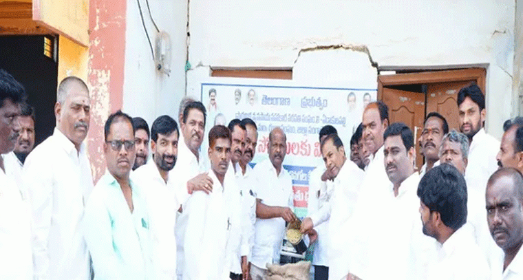 వరి ధాన్యం కొనుగోలు కేంద్రాన్ని ప్రారంభించిన ఎమ్మెల్యే