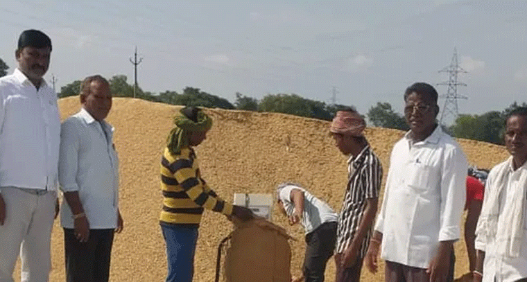 వరి ధాన్యం కొనుగులు కేంద్రాన్ని సందర్శించిన సొసైటీ చైర్మెన్