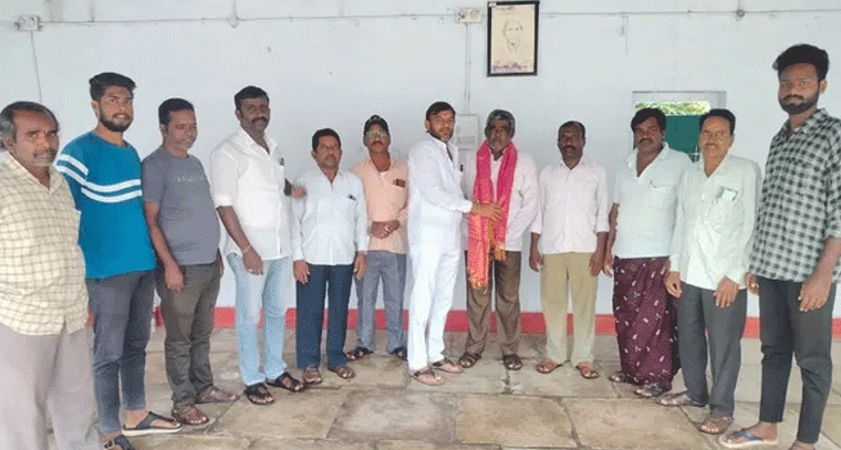 వెలిమినేడులో రజక నూతన అధ్యక్షుడు కార్యవర్గ సభ్యులకు సన్మానం