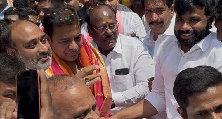 కేటీఆర్ గారికి స్వాగతం పలికిన BRS నాయకులు