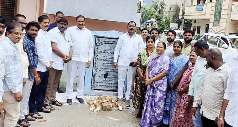 పలు అభివృద్ధి నిర్మాణ పనులకు శంకుస్థాపన చేసిన శేరిలింగంపల్లి కార్పొరేటర్  రాగం నాగేందర్ యాదవ్ 