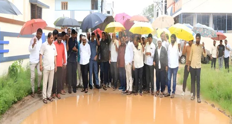  కుండపోత వర్షంలోనూ ప్రజల సమస్యలు తెలుసుకున్న ఎమ్మెల్యే వీర్లపల్లి శంకర్