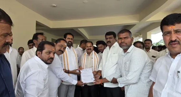 బాధితునికి ఎల్వోసి అందజేసిన  ఎమ్మెల్యే వీర్లపల్లి శంకర్