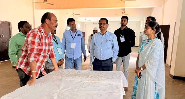 పోలింగ్ కేంద్రాల్లో పరిశీలించిన అదనపు కలెక్టర్