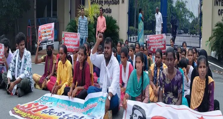 విద్యారంగ సమస్యలు పరిష్కరించాలని ఎస్ఎఫ్ఐ ధర్నా