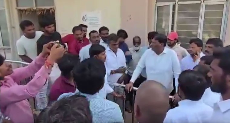 సర్పంచ్ అభ్యర్థిని కొట్టిన కాంగ్రెస్ వర్గీయులు