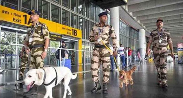 విమానాశ్రయానికి బాంబు బెదిరింపులు.. 