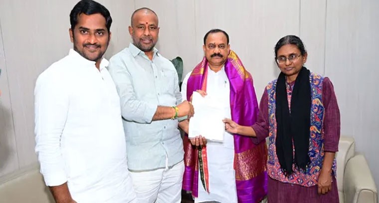 మేడ్చల్ కాంగ్రెస్ బలోపేతం: వజ్రెష్ యాదవ్ నియామకం