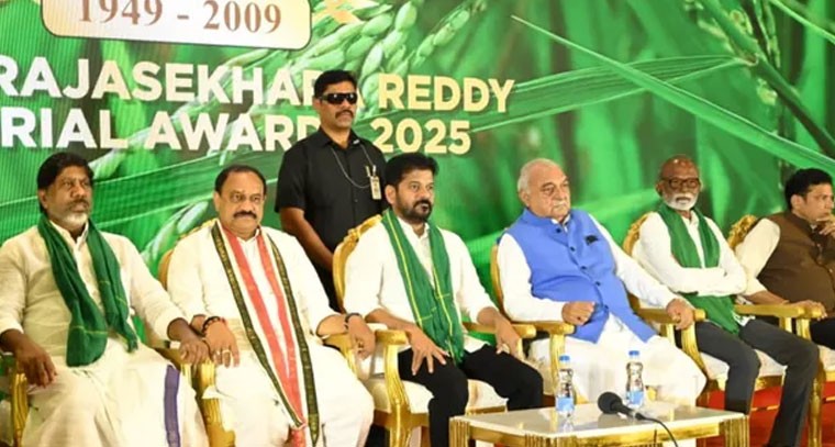 YSR మెమోరియల్ అవార్డు-2025 కార్యక్రమానికి హాజరైన సీఎం