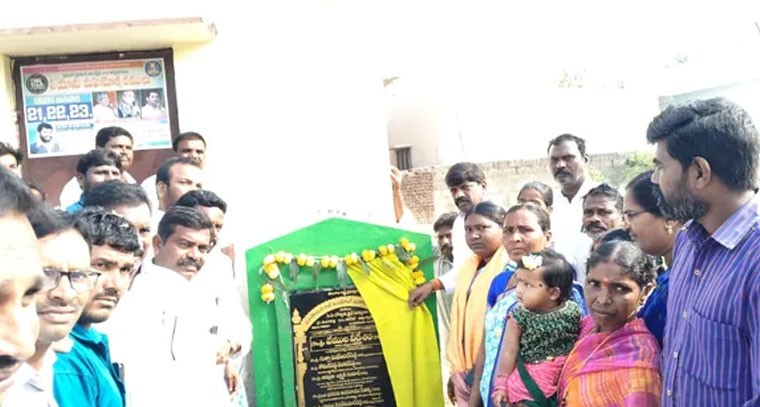  సీసీ రోడ్డు నిర్మాణానికి ఎమ్మెల్యే వేముల వీరేశం శంకుస్థాపన 