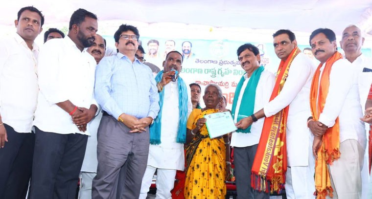  ఇందిరమ్మ ఇళ్ల పట్టాలు పంపిణి 