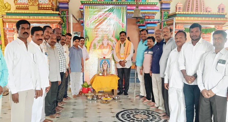 వాసవి అమ్మవారి ప్రత్యేక పూజల్లో ఆలేరు ఎమ్మెల్యే బీర్ల అయిలయ్య 