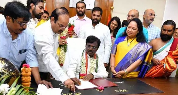 మంత్రిగా బాధ్యతలు స్వీకరించిన గడ్డం వివేక్