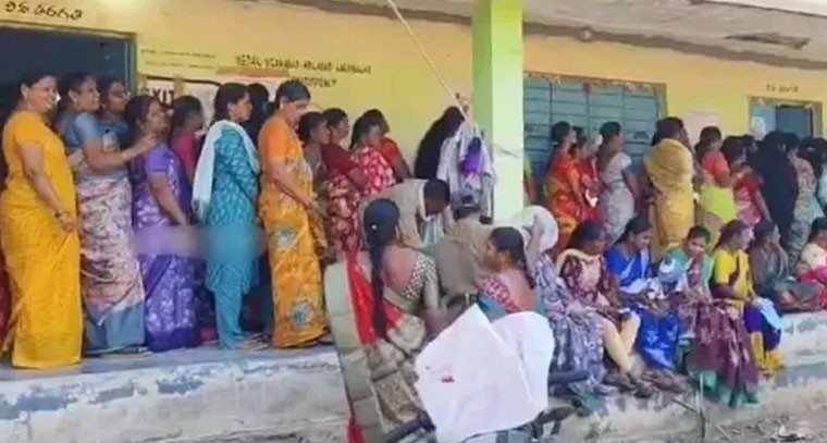 వరంగల్‌లో సమయం ముగిసినా పోలింగ్ కేంద్రాల్లో బారులు తీరిన ఓటర్లు